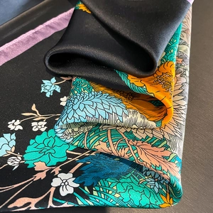 Eleganter Maulbeerseiden-Viereckschal mit buntem Blumendruck auf schwarzem Satin