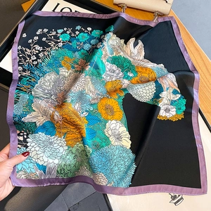Seidenquadrat-Tuch mit buntem Pferde-Blumenprint und lila Satinrand auf schwarzer Seide