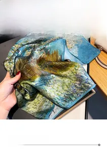 Nahaufnahme eines Seidenschals mit Van-Gogh-Blumenmuster und feiner Kantenverarbeitung