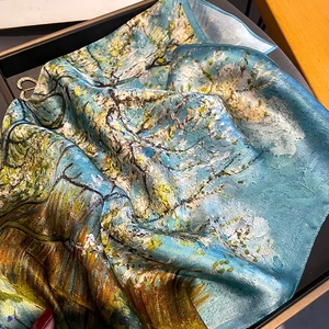 Seidenschal mit Van Gogh Mandelblütenmuster in Himmelblau für Damen im Sommerstil