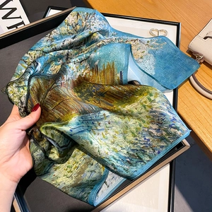 Seidenschal mit Van-Gogh-Mandelblütenmuster auf hellblauem Hintergrund