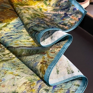 Künstlerischer Seidenschal für Damen mit Ölgemälde-Blumenmuster und blauem Rollsaum