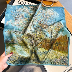 Seidenschal mit Blumenmuster und Van Gogh Kunstdruck elegant auf einem Tablett