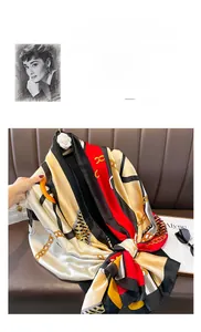 Dettaglio di foulard in seta con motivi geometrici a catena e texture satinata