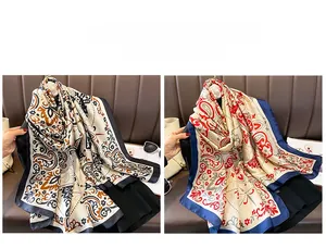 Confronto dettagliato di due sciarpe di seta con motivo paisley in blu navy e rosso