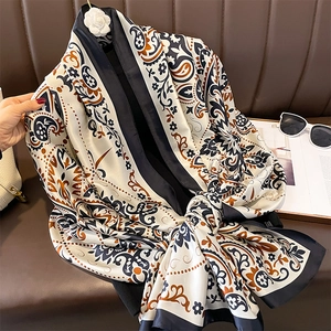 Sciarpa di seta classica con stampa paisley nero e arancio per protezione solare e mare