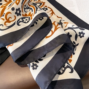 Elegante scialle parasole con stampa floreale paisley con dettagli arancio e neri su beige