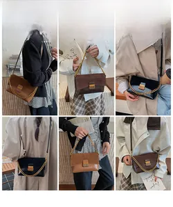 Présentation de ce sac carré vintage en cuir huilé avec une grosse chaîne dorée