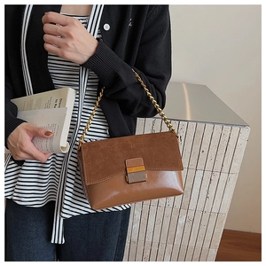 Détails du sac à bandoulière en cuir vintage avec chaîne dorée et fermoir métal
