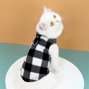 Gilet en polaire pour animaux à carreaux noirs et blancs avec anneau en D pour petits chiens