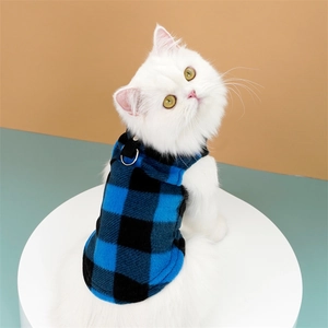 Gilet en polaire à carreaux bleu et noir pour chien avec anneau en D sur chat blanc