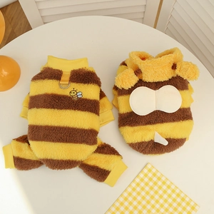 Détail d'une combinaison abeille pour chien en peluche avec des ailes pour petits animaux