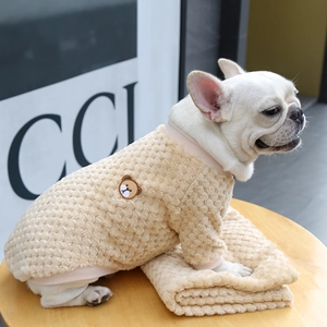 Dettaglio del maglione in pile beige per cani con ricamo di orsetto e polsini a coste