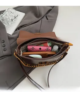 Vue de dessus du sac en cuir marron montrant la capacité intérieure et les poches