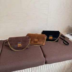Sac bandoulière rétro en daim patchwork avec chaîne dorée en marron et noir