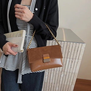 Sac bandoulière rétro marron en daim et cuir avec bandoulière chaîne dorée pour femme