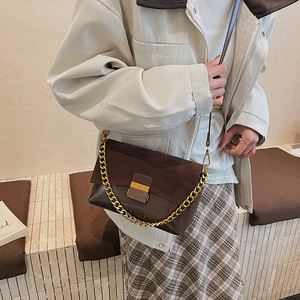 Sac bandoulière rétro marron foncé en daim avec chaîne dorée et boucle métallique