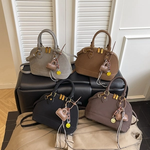Set di borse retrò a forma di conchiglia in grigio, marrone e nero con texture scamosciata