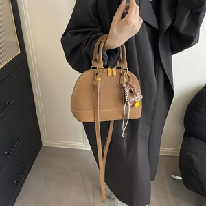 Borsa a mano retrò in pelle opaca marrone con hardware dorato e ciondolo intrecciato