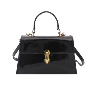 Sac à main élégant en cuir verni noir avec fermoir doré et bandoulière chic