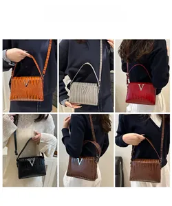 Six colors of crocodile pattern crossbody bags with V-shaped metal magnetic buckles