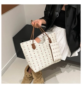 Vue détaillée de l'ensemble de sacs cabas avec motifs ours et petite pochette assortie