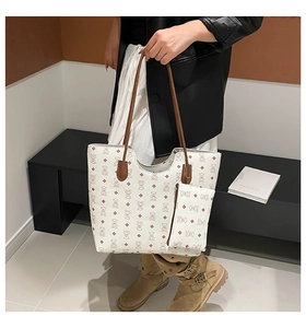 Détail d'un sac cabas blanc avec motifs d'ours et une petite pochette à monnaie assortie