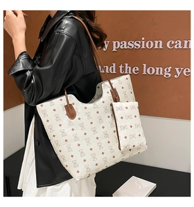 Vue détaillée du cabas blanc à motifs d'ours avec sa pochette zippée assortie en cuir synthétique