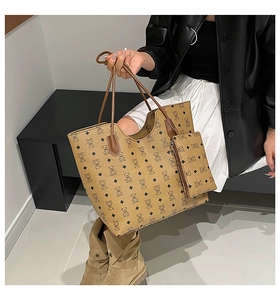 Détail du sac cabas marron avec imprimé ours et pochette zippée assortie pour femme