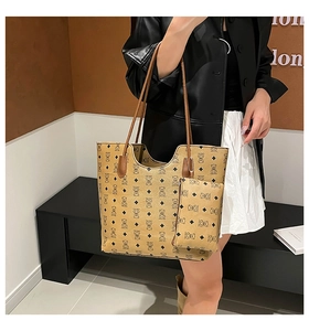Gros plan sur le grand sac cabas marron avec motifs d'ours et son petit porte-monnaie