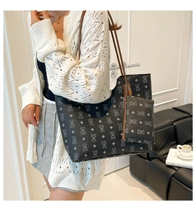 Vue détaillée du sac cabas noir avec motif ours et pochette zippée assortie