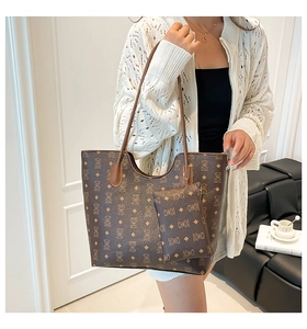 Détail du grand cabas marron à motif ours avec son petit porte-monnaie assorti