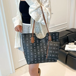 Schicke schwarze Tote-Bag mit Bärenmuster und braunen Trägern, stilvolles Set für den Alltag