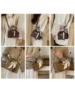 Vues détaillées des sacs bandoulière en cuir avec poignées en soie et fermoirs métalliques