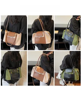Vues détaillées de grands sacs vintage portés à l'épaule sous plusieurs angles différents