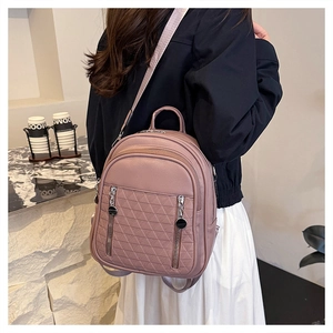 Vista posteriore dello zaino moda rosa con dettagli in pelle goffrata e design compatto