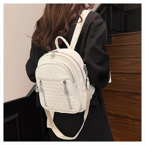 Dettaglio dello zaino in pelle PU bianca con elegante trama a rombi in rilievo