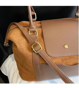 Détail de la bandoulière réglable et des coutures mates du sac fourre-tout marron