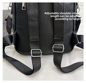 Dettaglio degli spallacci regolabili in pelle PU con fibbie in metallo su zaino nero
