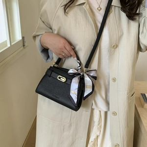 Sac Kelly classique en cuir noir grainé avec boucle dorée et foulard en soie imprimé