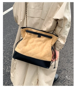 Vue détaillée du sac patchwork en daim kaki et cuir noir avec surpiqûres en losange