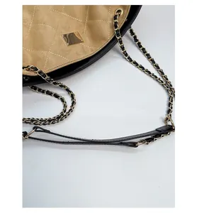 Vue détaillée du daim kaki matelassé et de la bandoulière en chaîne de ce sac à main