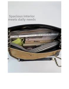 Intérieur spacieux du sac à chaîne vintage en daim montrant sa grande capacité de stockage