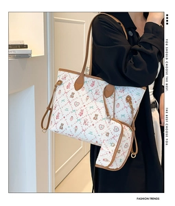 Détail du sac cabas à imprimé dessin animé et sa pochette avec bordure et bandoulière en cuir