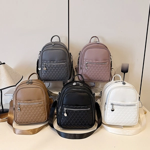 Mini zaini in pelle trapuntata in cinque colori con spalline larghe e cerniere