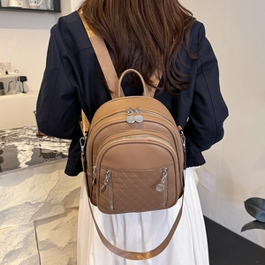 Zaino da donna in ecopelle marrone con motivo trapuntato e scomparti multipli con zip