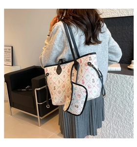 Gros plan du sac fourre-tout imprimé et de sa pochette assortie avec motifs d'oursons