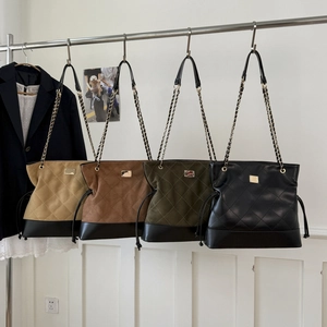 Sac cabas vintage en daim matelassé avec bandoulière chaîne en beige, brun, vert et noir