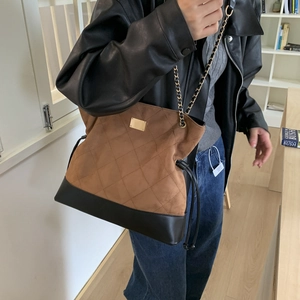 Sac à bandoulière vintage en daim matelassé avec chaîne et grande capacité marron noir