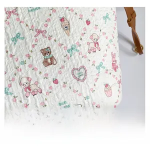 Gros plan du sac cabas matelassé blanc avec imprimés animaux mignons et sangle en cuir